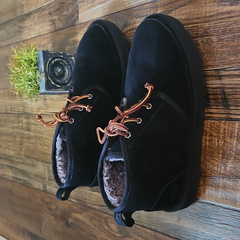 UGG Men's Black Chukka Suede Leather Boots‎ with Brown Laces. Size 10